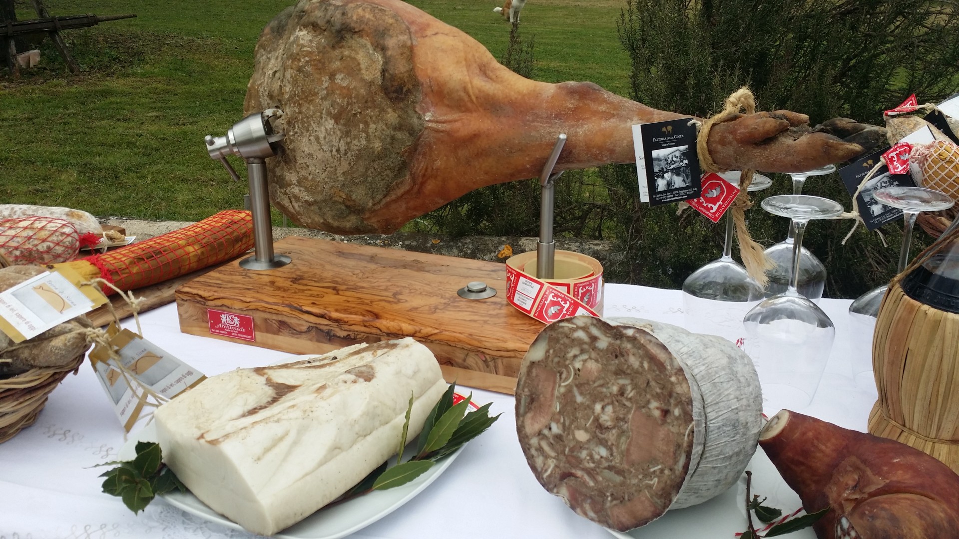 What's the difference between salami and salumi? 